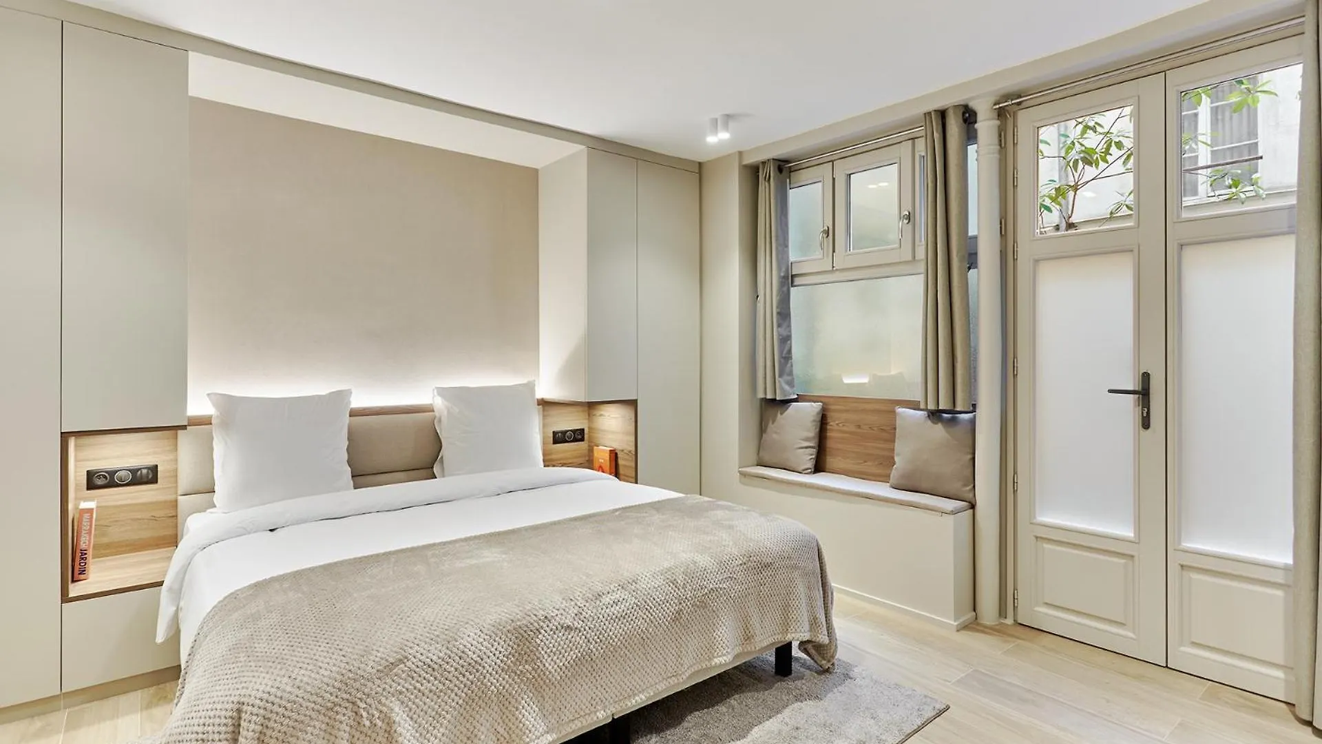 Studio Center Of Paris By Studio Prestige