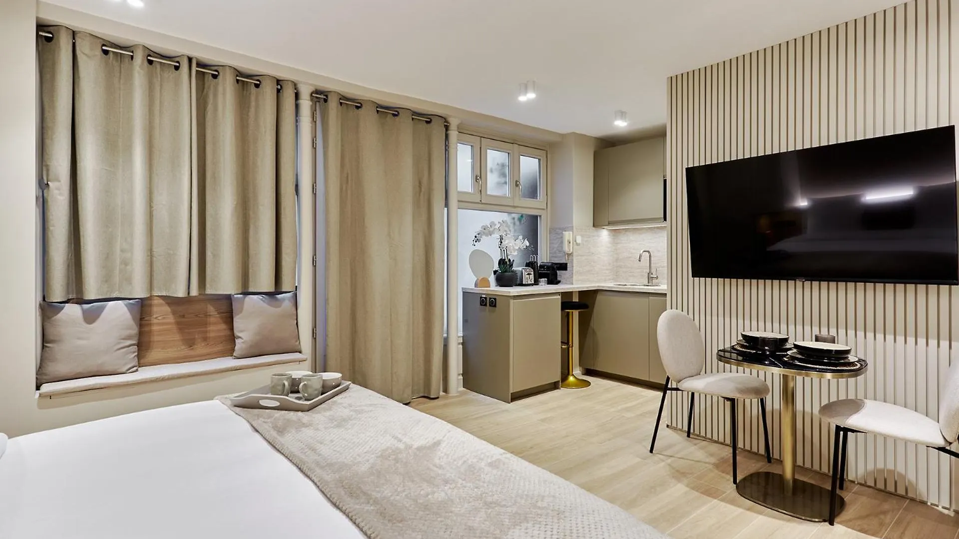 Studio Center Of Paris By Studio Prestige